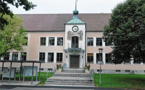 Das Bruckmühler Rathaus: Der ehemalige Tiefbauamtsleiter stand jetzt wegen Vorteilsnahme vor Gericht. Foto Baumann