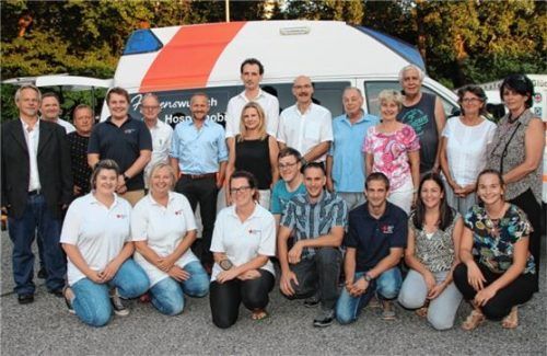 Das ehrenamtliche Team feierte gemeinsam die Segnung des Herzenswunsch-Hospizmobils. Fotos BRK
