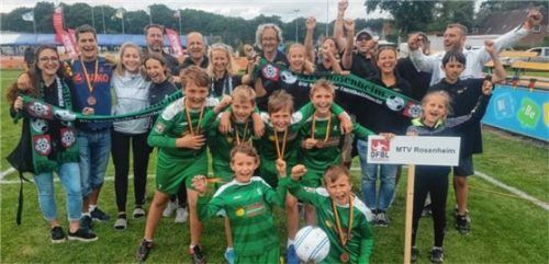 Das erfolgreiche MTV-Team mit seinen mitgereisten Fans vorne von links: Marinus Meyer, Michael Keidel hinten von links: Benjamin Bittl, Maxi Ortmeier, Anton Röckl, Simon Röckl.