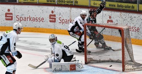 Das erste Rosenheimer Saisontor: Daniel Bucheli bejubelt seinen Treffer zum 1:0 gegen Weiden. Fotos  Ziegler