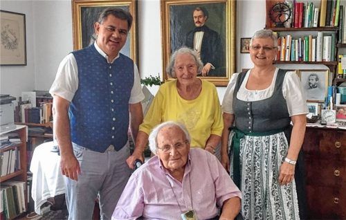 Das Jubelpaar mit Diakon Günter Schmitzberger (links) und Annemarie Braun (rechts). Foto hötzelsperger