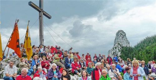 Das KAB-Kreuz auf der Kampenwand wurde von vielen Gläubigen und KAB-Mitgliedern gefeiert. Foto  Re