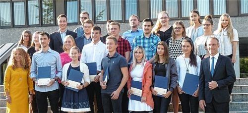 Das Lernangebot optimal genutzt hatten die Schulabsolventen. 32-mal stand eine Eins vor dem Komma. Die Stadt Waldkraiburg mit Karin Bressel (vorne links) und Bürgermeister Robert Pötzsch (vorne rechts) würdigten das Engagement. Foto  fischer