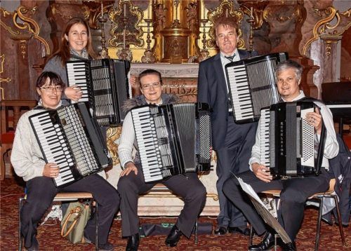 Das Mühldorfer Akkordeon-Ensemble zeigt in der Kirche St. Salvator die klangliche Vielfalt des Instruments auf.Foto Veranstalter