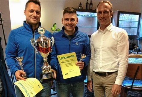 Das Siegerteam Christian Zaglauer und Patrick Hufeld mit Bürgermeister Robert Pötzsch (von links).Fotos  re