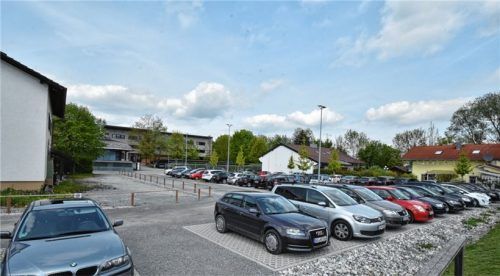 Das weiße Gebäude am linken Bildrand muss für den Neubau weichen. Das gesamte Grundstück, das von dem kleinen Holzzaun umgeben ist, wird vollgebaut. Foto schlecker