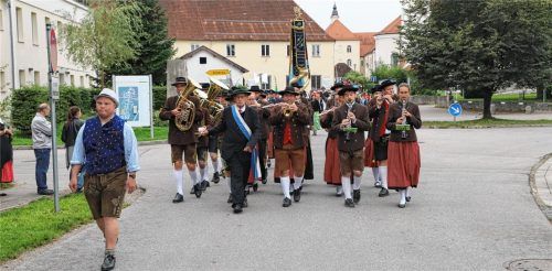 Den Festzug nach dem Gottesdienst führte die Stadtkapelle an, eine Augenweide waren die Hochradfahrer (kleines Foto).Fotos Stiftung Attl