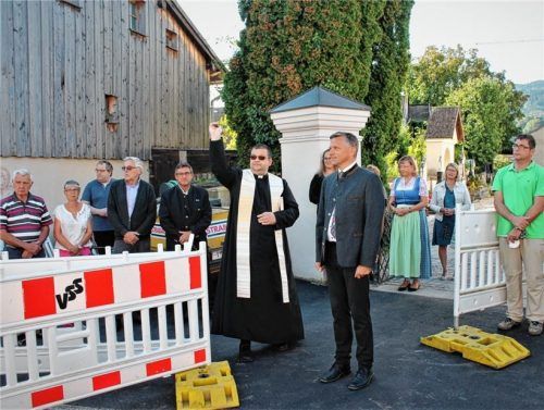 Den geistlichen Segen, der auf der Aubachbrücke ruhen möge und auf allen, die sich auf ihr bewegen, spendete Pfarrer Tivadar Jasura.