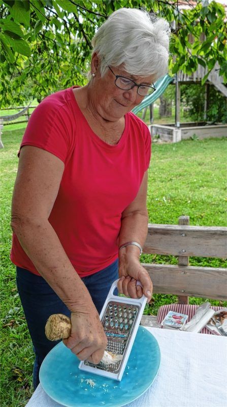 „Den Meerrettich immer frisch reiben!“ – so lautet der Rat von Kräuterpädagogin Hildegard Hintereder.Fotos  bachmaier