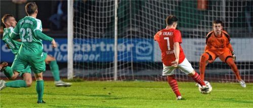 Den Schuss des völlig freistehenden Erlbachers Lechner parierte der junge SBR-Keeper Johannes Deckert glänzend. Der 17-Jährige ist bereits der dritte Keeper, der das SBR-Tor in dieser Saison hütet. Foto  Ziegler