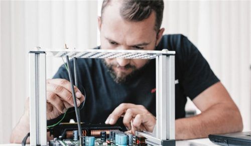 Der 37-Jährige Kfz-Mechaniker Jimmy Pelka überschreitet sowohl technische als auch geografische Grenzen und entwickelte seine eigene Chiptuning-Software.