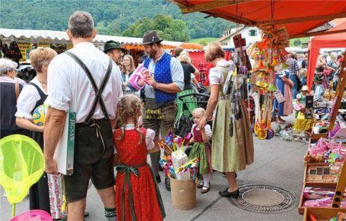 Der Besuch des Aschauer Marktes in Tracht hat Tradition – auch bei den Jüngsten.