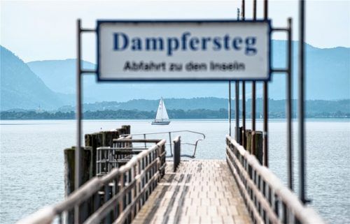 Der Chiemsee ist eine der Attraktionen im Landkreis Rosenheim, die Jahr für Jahr Besucherscharen anziehen und vom Tourismusverband Chiemsee Alpenland vermarktet werden.Foto dpa