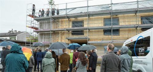 Der Dachstuhl ist fertig, Zeit zu feiern: Beim Chiemseehospiz, das in Bernau für drei Landkreise gebaut wird, war gestern Richtfest. Im ersten Halbjahr 2020 wird wieder gefeiert – dann die Eröffnung.Fotos berger