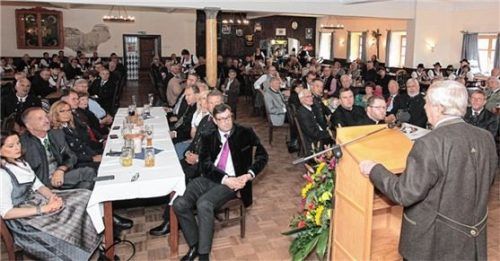 Der Ehrenvorsitzende spricht: Professor Dr. Hans Zehetmair bei der Herbstversammlung des Katholischen Männervereins Tuntenhausen.Foto Reisner