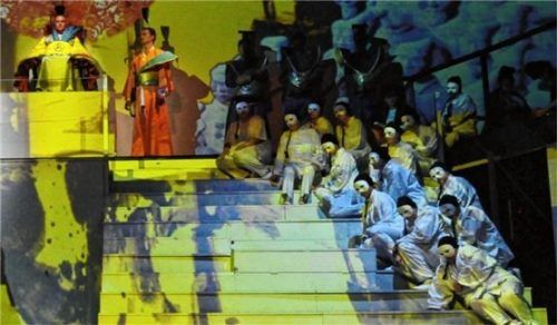 Der Festivalchor Immling, hier in der „Turandot“-Inszenierung. Foto Verena von Kerssenbrock.