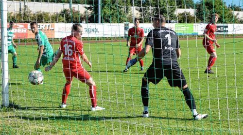 Der fünfte Treffer für den SB Rosenheim durch einen Kopfball von Maximilian Kuchler (Zweiter von links).Foto Ruprecht
