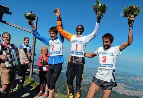 Der Kenianer Geoffrey Gikuni Ndungu (Mitte) gewann im Vorjahr den 45. Internationalen Hochfellnberglauf vor den Italienern Francesco Puppi (links) und Bernard Dematteis. Bei der Flower Ceremony am Hochfellnhaus tanzten sie auf dem Podium.Fotos Müller