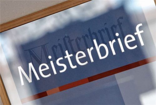 Der Meisterbrief: Für zwölf Berufe soll er bald wieder verpflichtend sein. 2004 war für 52 Berufe die Meisterpflicht erloschen. Foto dpa