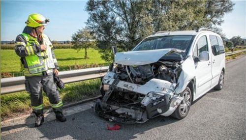 Der Motorblock ist zerstört: Ein Pkw-Fahrer prallte bei Grabenstätt in einen Reisebus. Foto Lamminger
