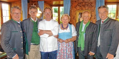Der Präsident vom Tourismusverband Oberbayern-München, Klaus Stöttner (von links), Bürgermeister Georg Huber von der Gemeinde Samerberg, Post-Wirt Wolfgang Pallauf von Törwang, Organisatorin Christl Karner, Alt-Landrat Dr. Max Gimple und MdL Otto Lederer würdigen das gelungene Zusammenspiel von Politik und Küche.Foto Hötzelsperger