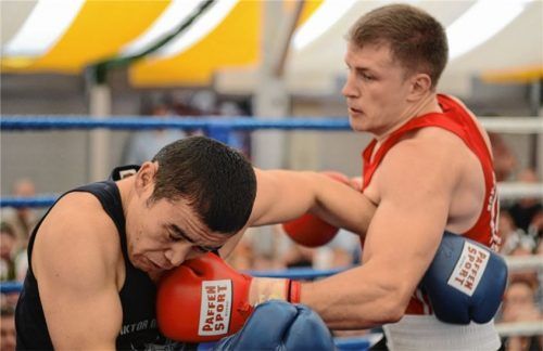 Der Rosenheimer Ramazan Mirzae musste hier einen Treffer des Nürnbergers Stefan Schlögel einstecken.Fotos Ruprecht