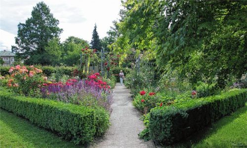 Der Riedergarten in Rosenheim: Dort wurde in der Nacht zum Sonntag eine junge Frau vergewaltigt. Foto re