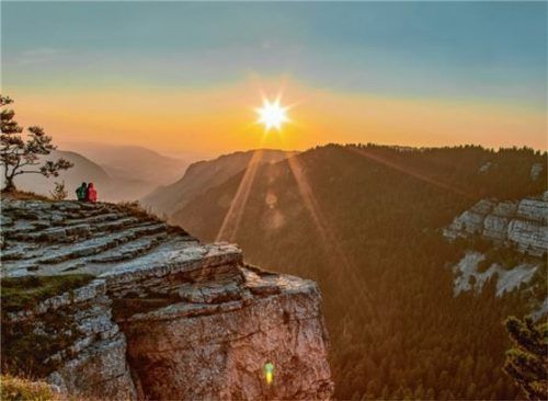 Der Sonnenaufgang beim Creux du Van auf der zehnten Etappe von Noiraigue nach Ste-Croix. Foto Tamara Fehr/Schweiz Tourismus/akz-o