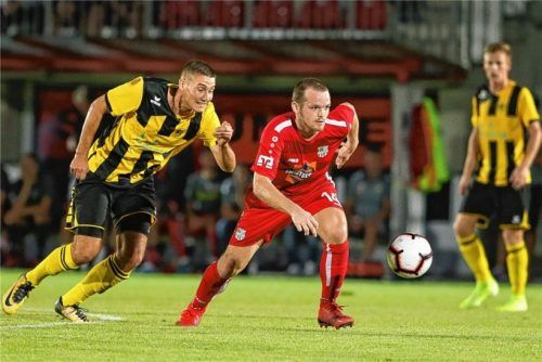 Der Traunsteiner Robert Schiller ist vor Freisings Sebastian Thalhammer am Ball.Foto Weitz