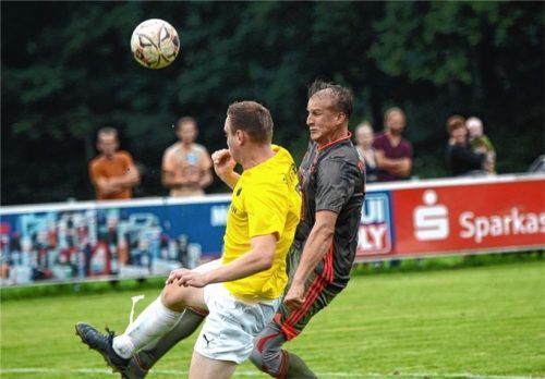 Der Vogtareuther Pascal Weyland (gelb) kann in dieser Szene den Priener Torjäger Dejan Pajic am erfolgreichen Abschluss hindern, aber Pajic erzielte trotzdem drei Treffer beim 4:1-Sieg der Gäste. Foto  Ruprecht