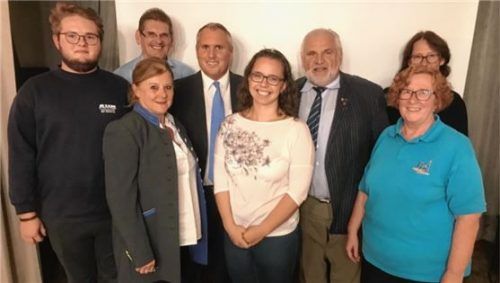 Der Vorstand der Sportjugend Rosenheim mit BLSV-Kreisvorsitzendem Rainer Pastätter (Vierter von links) und Bezirksjugendvorstandsmitglied Traude Mandel (vorne rechts). Jonah Werner fehlt auf dem Bild. Foto re
