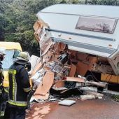 Paketbote rammt Wohnanhänger