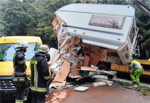 Der Wohnanhänger, in den der Paketfahrer gerauscht war, musste mit dem Abschleppwagen geborgen werden. Foto  Fib/eß