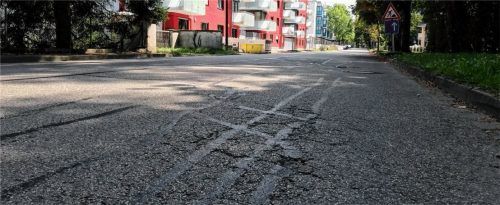 Deutlich zu erkennen sind die Schäden an der Siemensstraße. Noch in diesem Jahr sollen sie behoben werden, die Ausschreibung dazu läuft aktuell. Foto  Lohmann