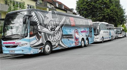 Dicht an dicht stehen die Busse entlang der Rechenauerstraße in Rosenheim. Eine gute Lösung für den Straßenverkehr. So mancher Anwohner aber mag stöhnen, beim Blick aus dem Wohnzimmerfenster.Foto Schlecker