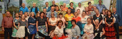 Die Aiblinger Square Dancer heißen „Dancing Moore Lights“. Die Damen haben dabei auch die entsprechende Kleidung an: Röcke mit Petticoats darunter. Fotos Bulin/re