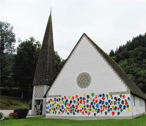 Die Auferstehungskirche in Oberaudorf wurde 1958 eingeweiht, zusammen mit Pfarrhaus und Gemeindehaus. Das Ensemble von Architekt Franz Lichtblau ist nahezu unverändert, nur die bunte Bemalung kam später hinzu.