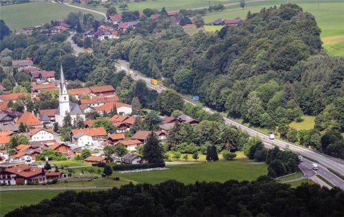 Die Autobahn im Garten: Kaum eine Gemeinde ist dem Verkehr auf der A8 so ausgesetzt wie Frasdorf. Ein 600 Meter langer Tunnel soll nach dem Ausbau die Lage für das geplagte Dorf verbessern. Wann es so weit ist, ist noch offen. Aber die überarbeiteten Pläne sollen noch in diesem Herbst ausgelegt werden. Foto Ammelburger