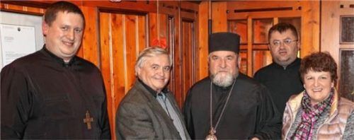 Die beiden Vorsitzenden des Helferkreises für die Diözese Ternopil-Ukraine, Katharina Schmid (rechts) und Fritz Tischner übergeben einen Zuschuss an Vassyl Semenjuk, Metropolit der Diözesen Ternopil, Lemberg und Iwano-Frankiwsk und Erzbischof der Diözese Ternopil/Ukraine, Pater Vasyl Shafran (links) und Pater Volodymyr Firman (Zweiter von rechts).