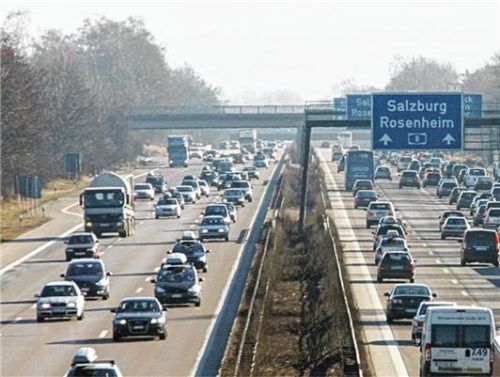 Die Blechlawine wird immer länger – nicht nur der Urlauber wegen. In Stadt und Landkreis Rosenheim hat die Zahl der zugelassenen Autos enorm zugenommen. Foto reisner