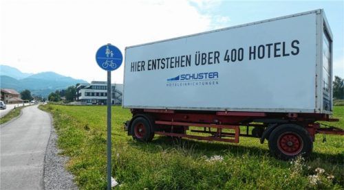 Die Botschaft soll bewusst verwirren, weil sie dann umso mehr Aufmerksamkeit auf sich zieht: „Hier entstehen über 400 Hotels“, steht unübersehbar auf dem Lkw-Anhänger, den die Firma Schuster schon mal auf ihrem Grundstück in Bernau geparkt hat. Erfahrungsgemäß stattet die Spezialfirma, die bisher in Grabenstätt angesiedelt ist, innerhalb von zwei Jahren 400 Hotels aus, erklärt Rudi Schuster, einer der beiden Geschäftsführer, im Gespräch mit der Chiemgau-Zeitung den tieferen Sinn der Botschaft. Foto Detzel
