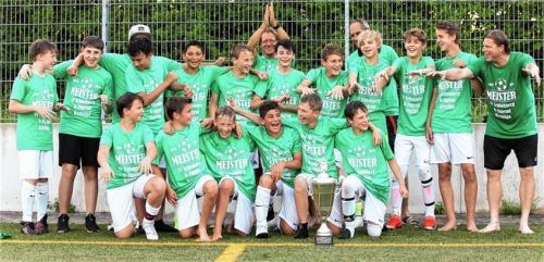Die D-Junioren SV Schloßberg-Stephanskirchen haben sich erstmalig die Meisterschaft in der Kreisliga Inn/Salzach gesichert. Damit gelang der Mannschaft des Trainerteams Rudi Zellner und Markus Grad der Aufstieg in die höchste bayerische Spielklasse.