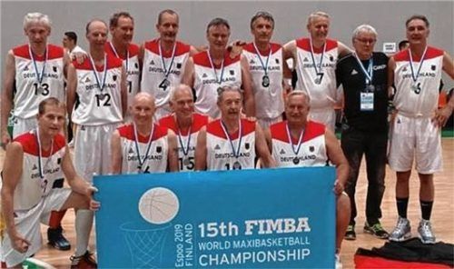 Die deutsche Ü60-Nationalmannschaft mit SBR-Spieler Dr. Andi Weiß (unten Dritter von links) und Uwe Horn (oben Dritter von links).