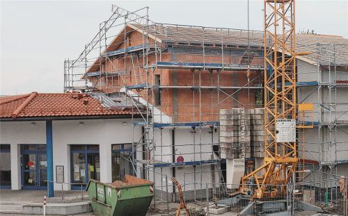 Die Erweiterung des Kindergartens in Aschau nimmt Züge an. Damit künftig Platz für 125 Kinder ist, wird das Gebäude aufgestockt. Bis Mai nächsten Jahres sollen die Arbeiten fertig sein, damit im September der Betrieb mit fünf Gruppen starten kann. Foto  Höpfinger