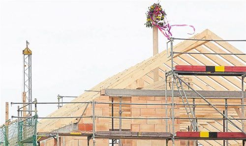 Die fälligen Raten für den Bauherrn sollten sich am besten nach dem Baufortschritt richten. Foto dpa/Remmers