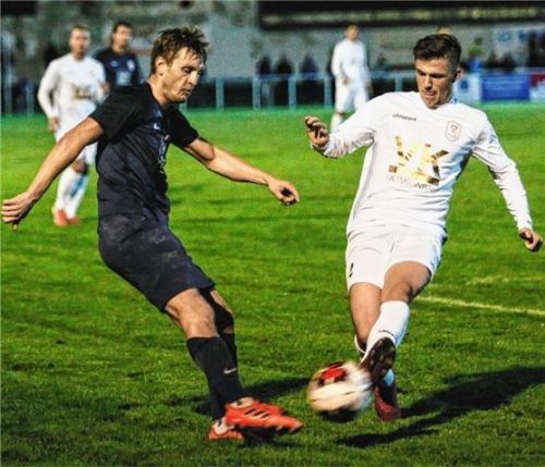 Die Flanke von Wasserburgs Johannes Lindner (links) wird vom Dachauer Felix Breuer geblockt.Foto Cater