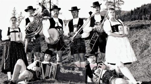 Die Gründungsmitglieder von Gießenbachklang 1994 (von links): Maria Herfurtner (Marketenderin), der verstorbene Sebastian Wallner, Florian Schwaiger (liegend), Sebastian Bleier, Sebastian Hartinger, Markus Schmid, Joachim Buchmann (liegend) und Traudi Reinold (Marketenderin).hoffmann