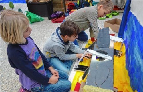 Die Kinder beim Kulissenbau für das multimediale Projekt „Foto-Comic“.Foto RE