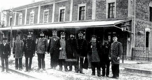 Die Kolbermoorer Mannschaft des Bahnhofs zu Beginn des 20. Jahrhunderts: Diese Fotografie hängt jetzt im Tagescafé „Gleis 2“. Foto re