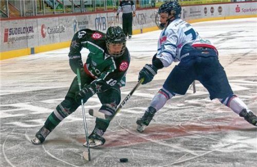 Die „Leihgabe“ von der ersten Mannschaft Enrico Henriquez umkurt hier einen Iserlohner Spieler. Foto  Krumpe